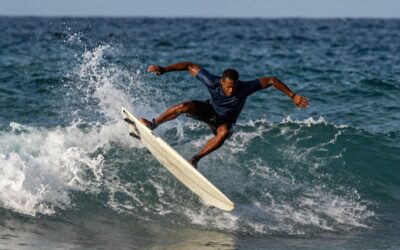 Snap oder Carve? Die wichtigsten Turns im Surfen einfach erklärt